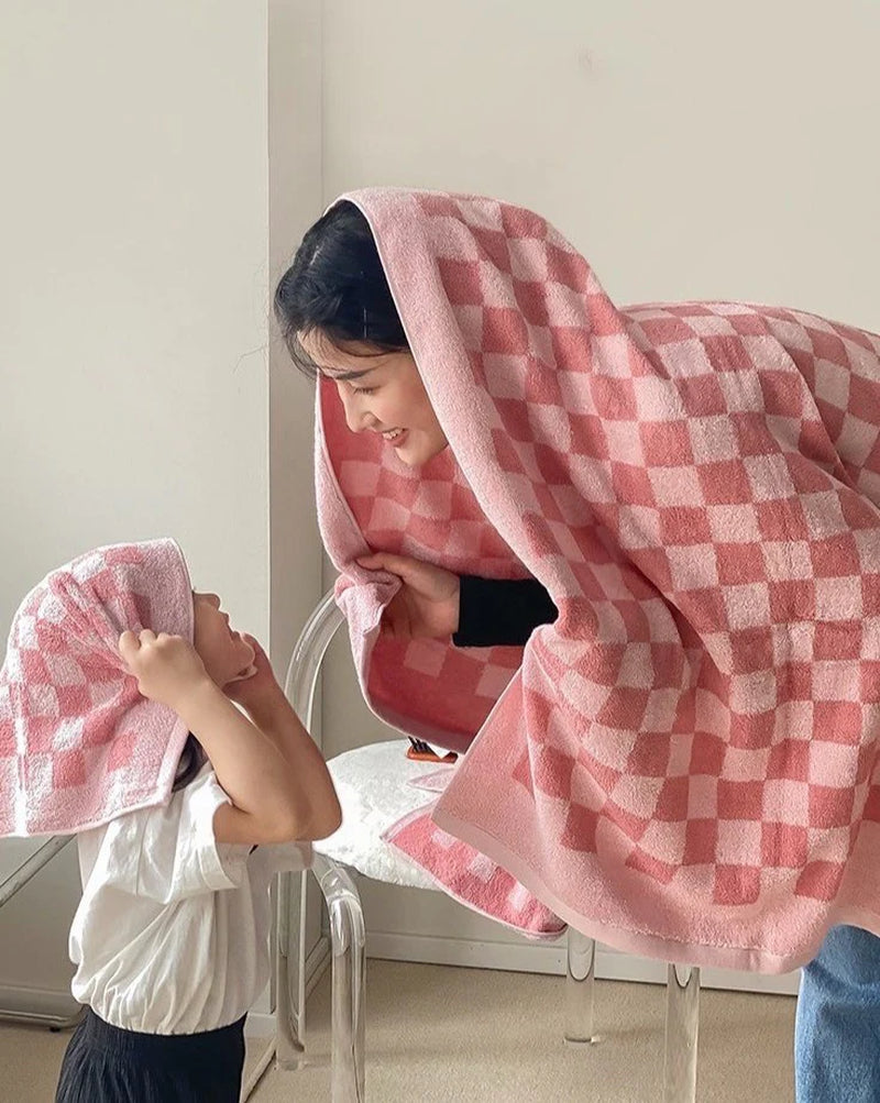 Premium Checkered Bath Towel - Luxurious Long-Staple Cotton for Superior Softness and Absorbency