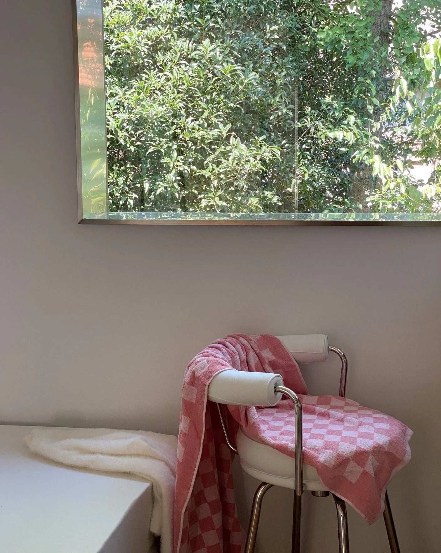 Premium Checkered Bath Towel - Luxurious Long-Staple Cotton for Superior Softness and Absorbency