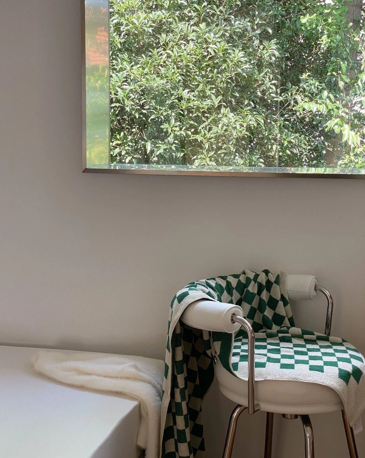 Premium Checkered Bath Towel - Luxurious Long-Staple Cotton for Superior Softness and Absorbency