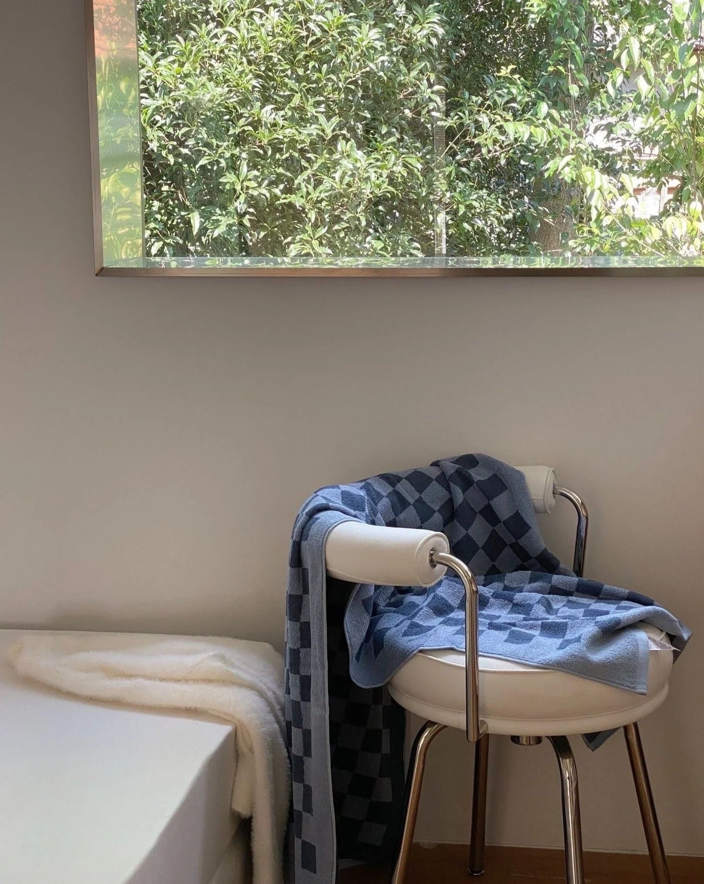 Premium Checkered Bath Towel - Luxurious Long-Staple Cotton for Superior Softness and Absorbency