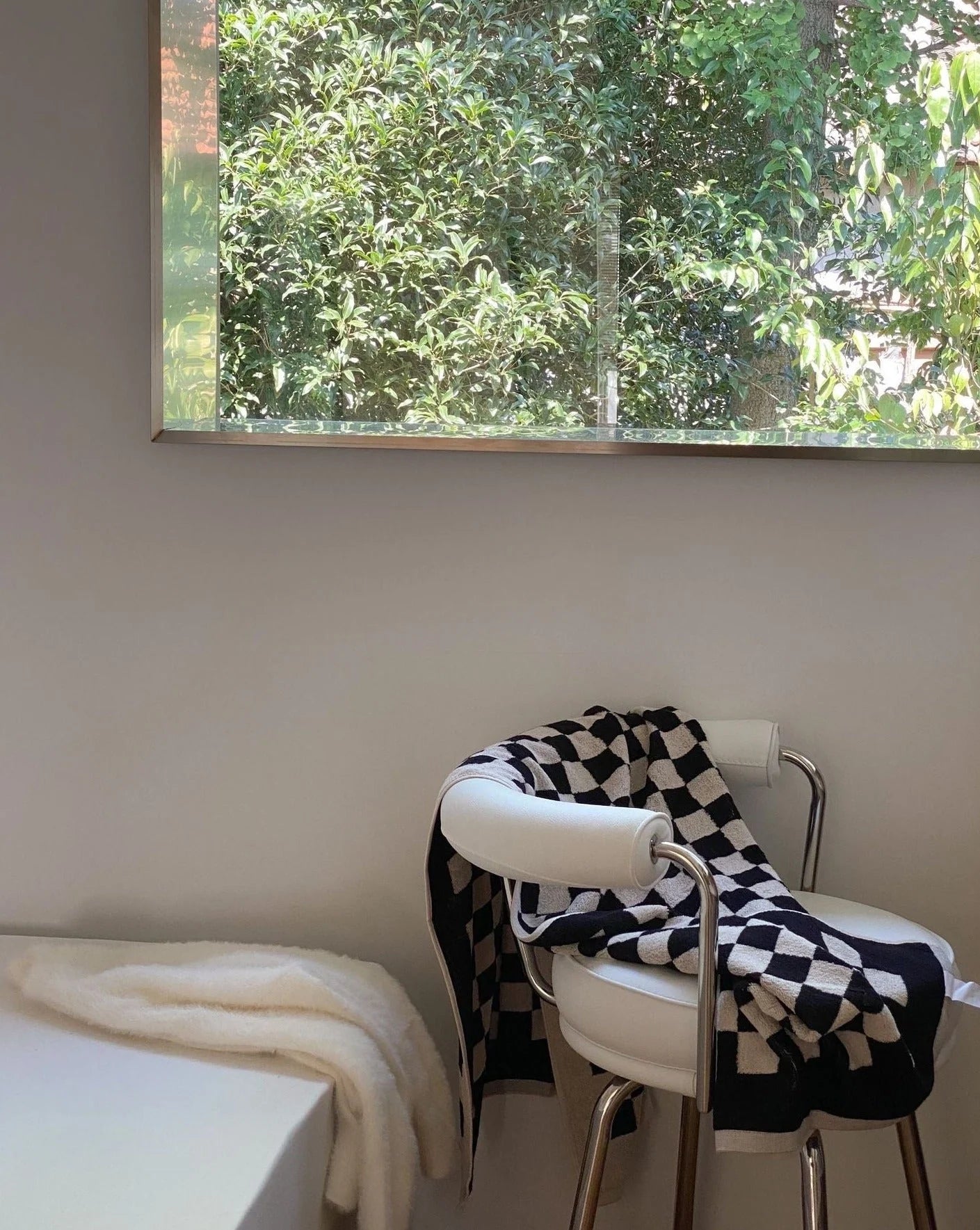 Premium Checkered Bath Towel - Luxurious Long-Staple Cotton for Superior Softness and Absorbency