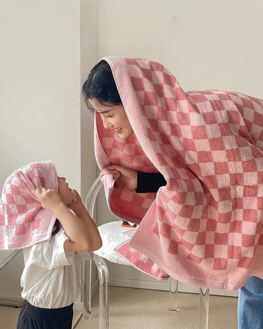 Premium Checkered Bath Towel - Luxurious Long-Staple Cotton for Superior Softness and Absorbency